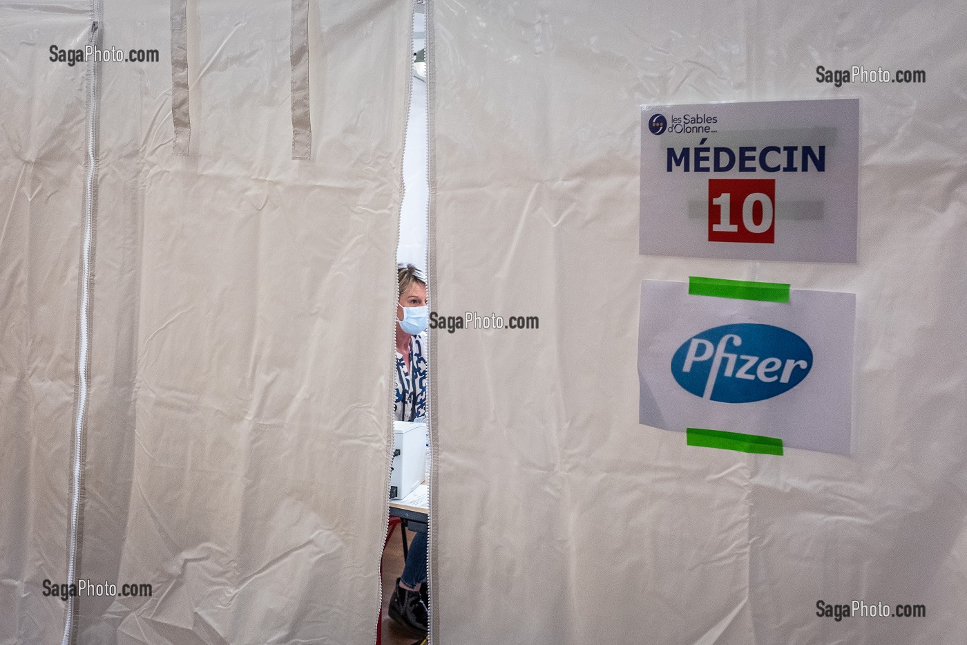 ENTRETIEN AVEC UN MEDECIN AVANT VACCINATION, CENTRE DE VACCINATION COVID 19, GYMNASE, LES SABLES D'OLONNE, VENDEE, PAYS DE LOIRE, FRANCE, EUROPE 