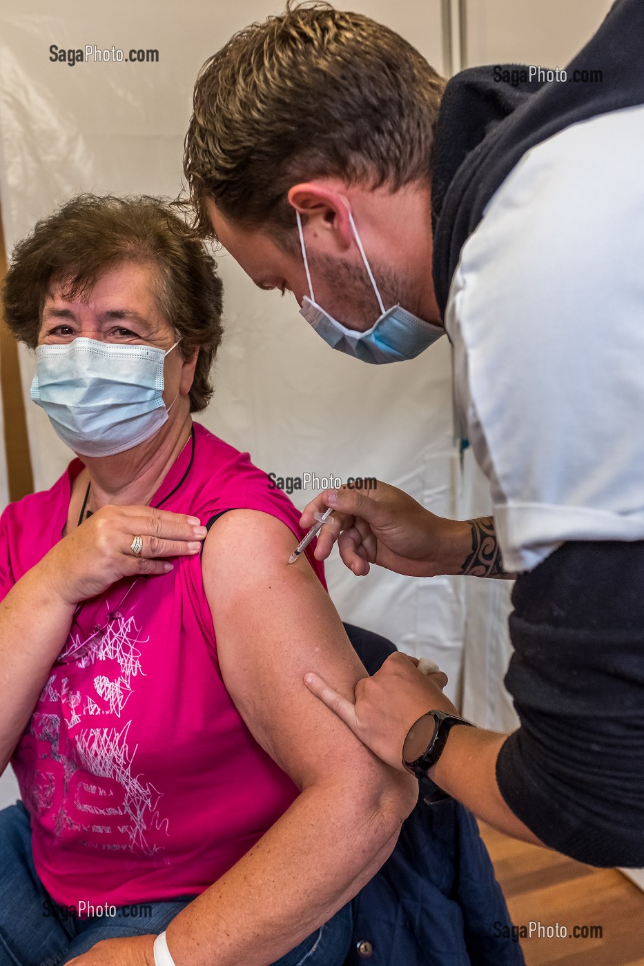 VACCINATION, CENTRE DE VACCINATION COVID 19, GYMNASE, LES SABLES D'OLONNE, VENDEE, PAYS DE LOIRE, FRANCE, EUROPE 