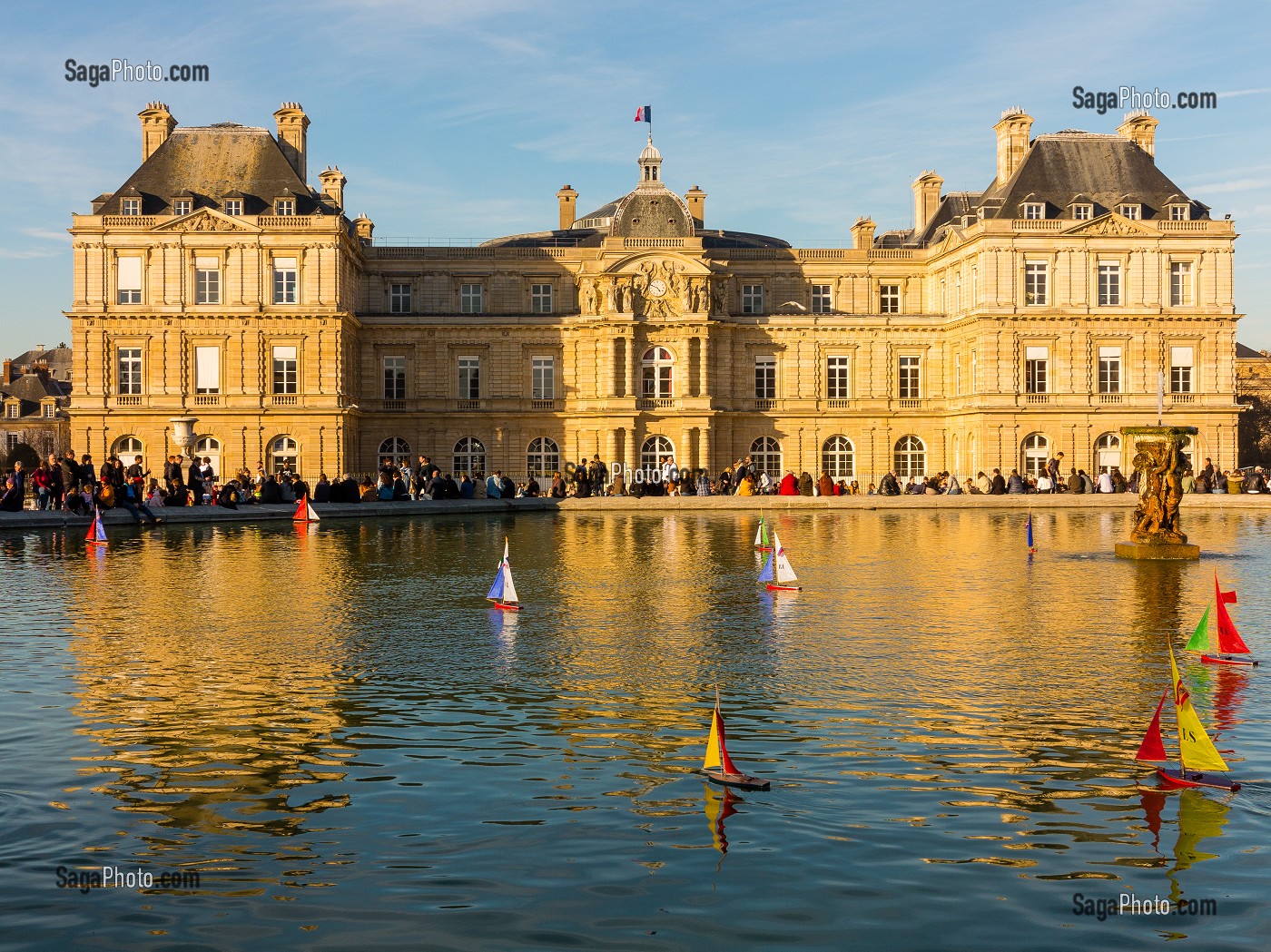 VOILIERS BASSIN DU JARDIN ET PALAIS DU LUXEMBOURG, SENAT, 6EME ARRONDISSEMENT, (75) PARIS, FRANCE, EUROPE 