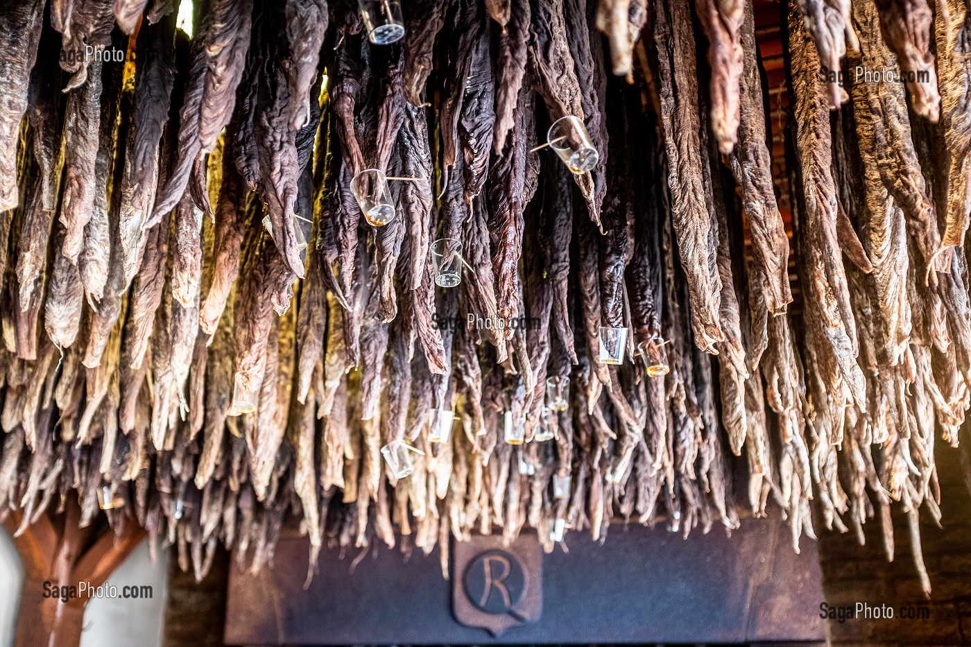 FUMAGE A LA CHEMINEE D'ANDOUILLE, MAISON DE L'ANDOUILLE, MAISON RIVALAN QUIDU, GUEMENE SUR SCORFF, MORBIHAN, BRETAGNE, FRANCE, EUROPE 