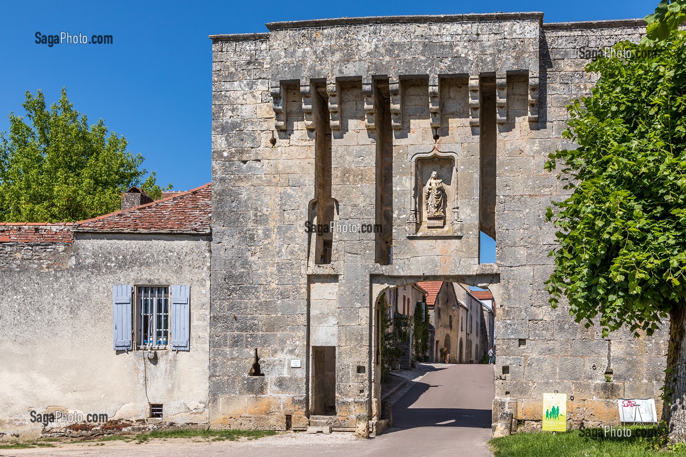 PORTE DE BARME, FLAVIGNY SUR OZERAIN, (21) COTE-D'OR, BOURGOGNE, FRANCE 