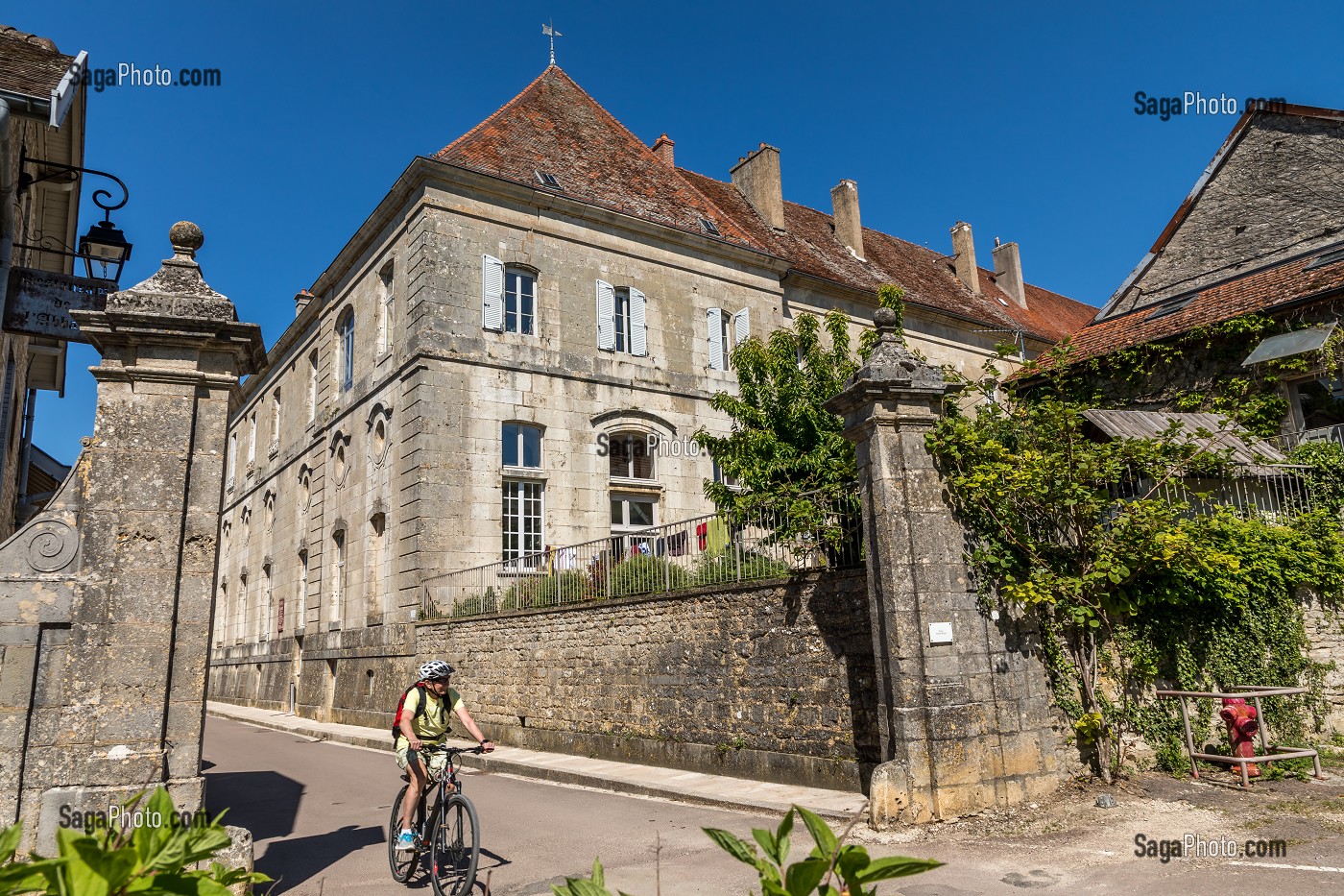 PORTE DE LA VILLE ET ABBAYE, FLAVIGNY SUR OZERAIN, (21) COTE-D'OR, BOURGOGNE, FRANCE 