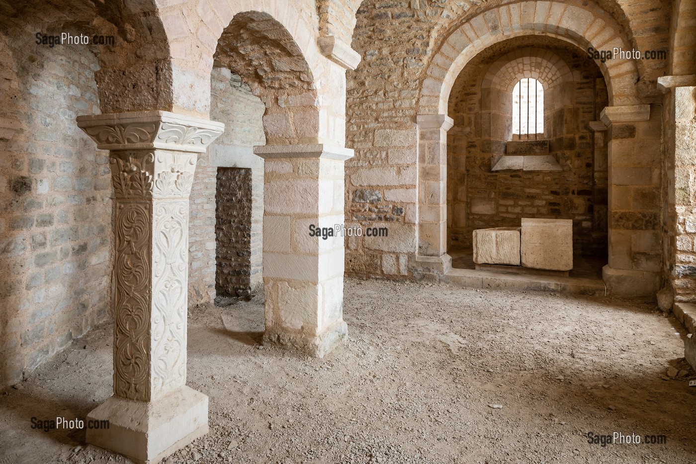 ENTREE CRYPTE DE L'ABBAYE SAINT PIERRE DE FLAVIGNY, FABRIQUE DES ANIS DE FLAVIGNY, FLAVIGNY SUR OZERAIN, (21) COTE-D'OR, BOURGOGNE, FRANCE 