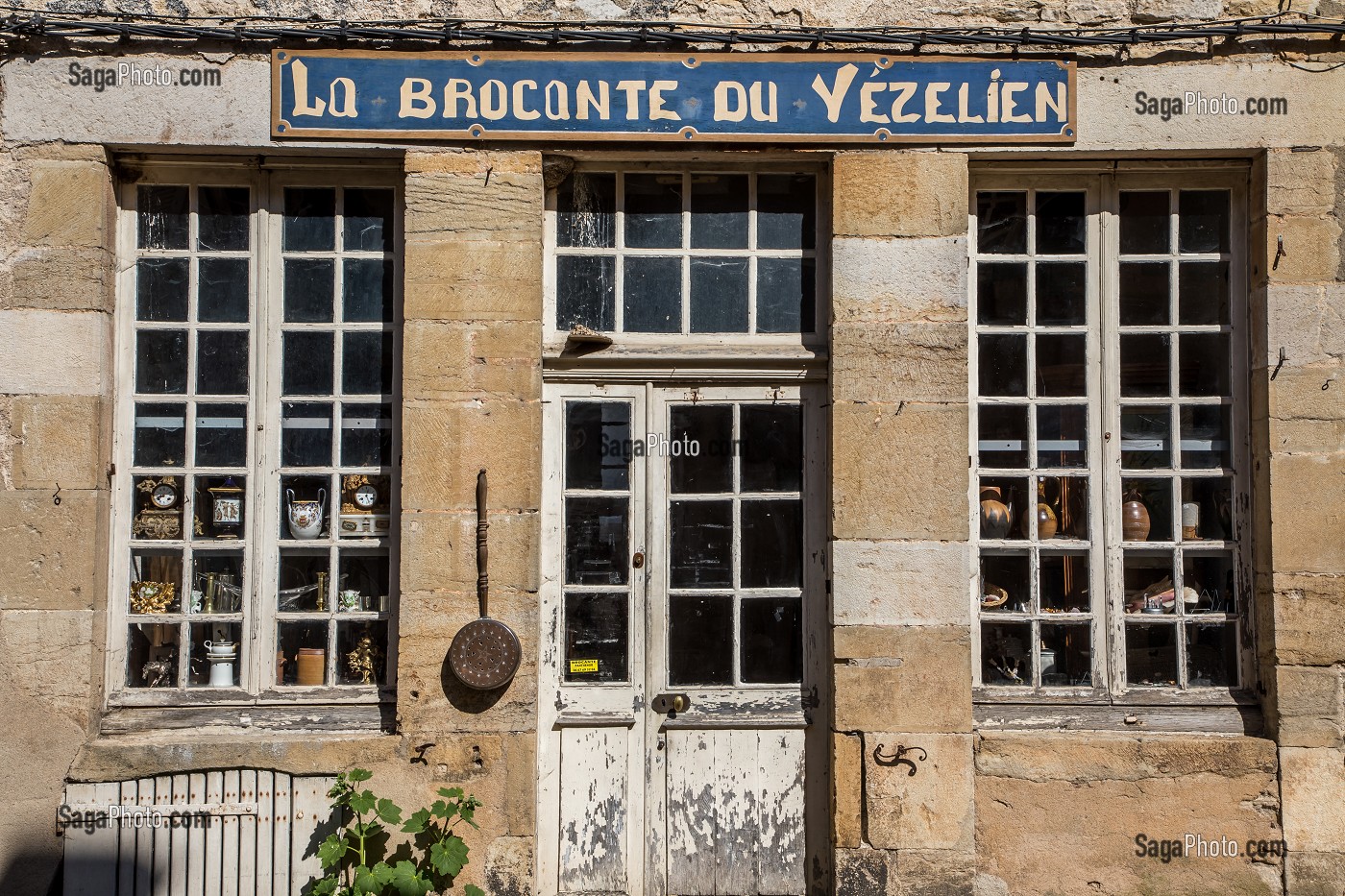 BOUTIQUE BROCANTE DE VEZELAY, VILLAGE ET COLLINE ETERNELLE DE VEZELAY, VEZELAY, (89) YONNE, BOURGOGNE, FRANCE 