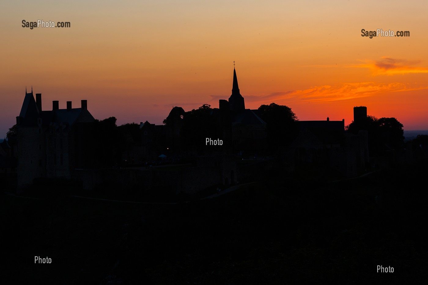 COUCHER DE SOLEIL SUR LE VILLAGE DE SAINTE SUZANNE, (53) MAYENNE, PAYS DE LA LOIRE 