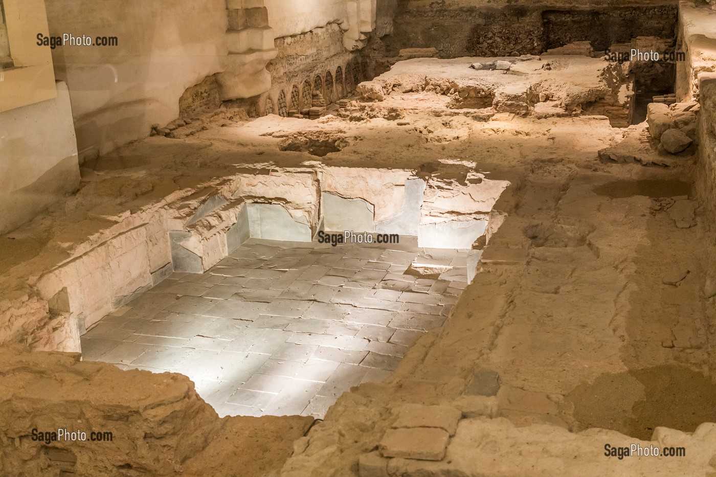 THERMES QUI SERVENT DE FONDATIONS A L'EGLISE SAINT GERVAIS ET SAINT PROTAIS, MUSEE D'ARCHEOLOGIE, JUBLAINS, (53) MAYENNE, PAYS DE LA LOIRE 