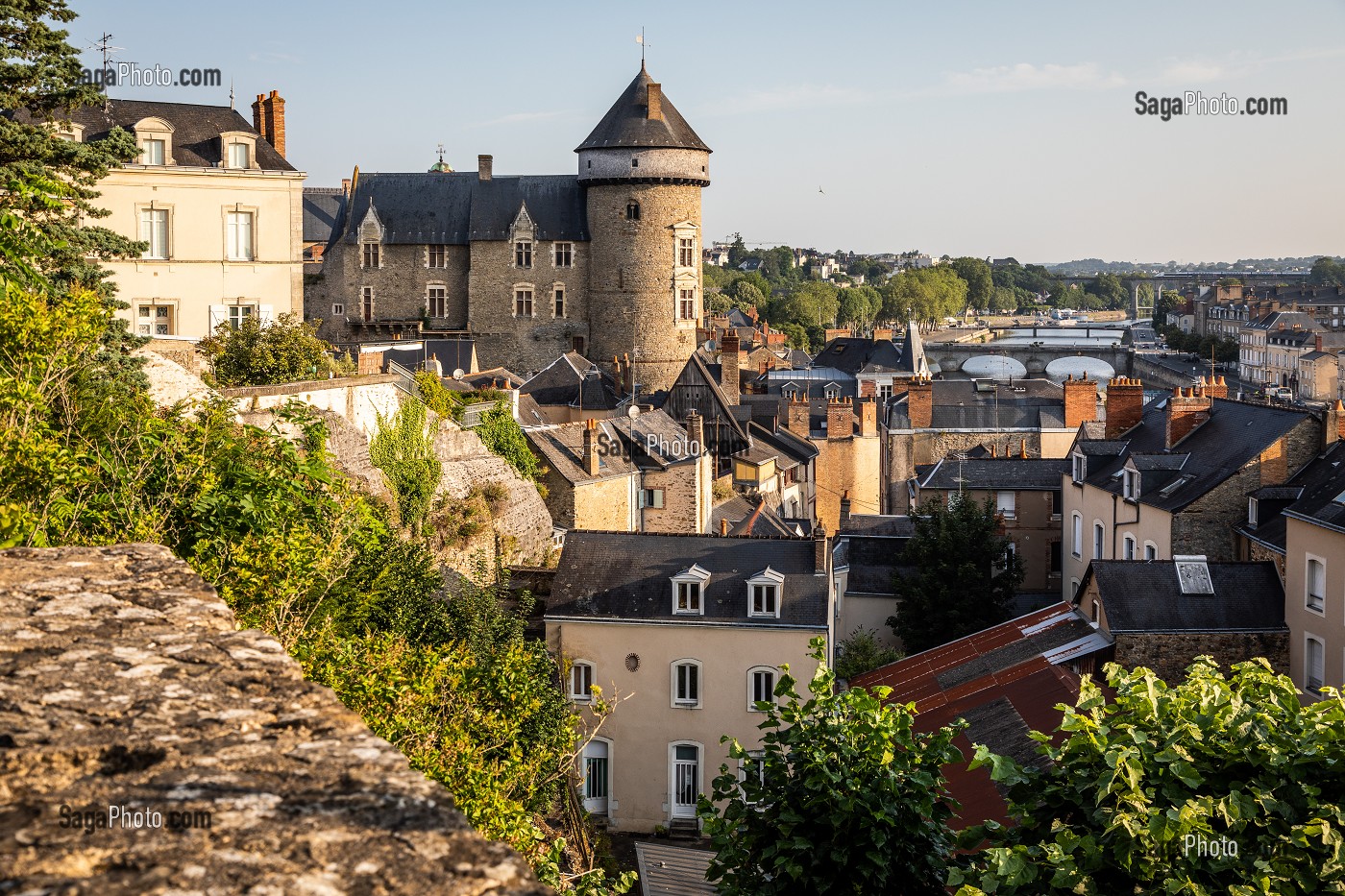 VUE DRONE VILLE ET CHATEAU DE LAVAL ET DU FLEUVE MAYENNE, (53) MAYENNE, PAYS DE LA LOIRE 