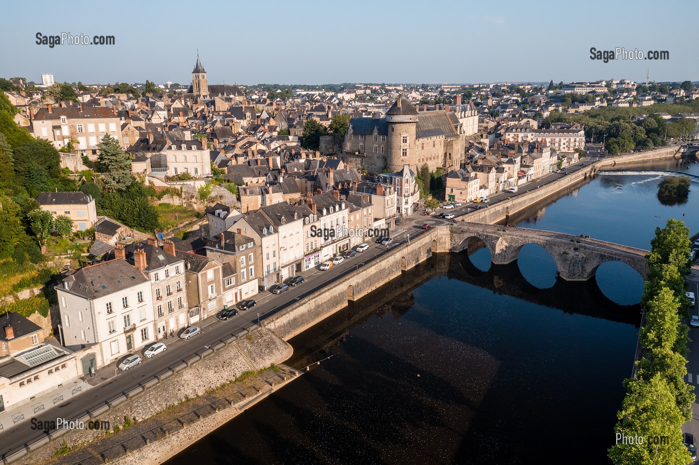 VUE DRONE DE LAVAL ET DE LA RIVIERE MAYENNE, (53) MAYENNE, PAYS DE LA LOIRE 