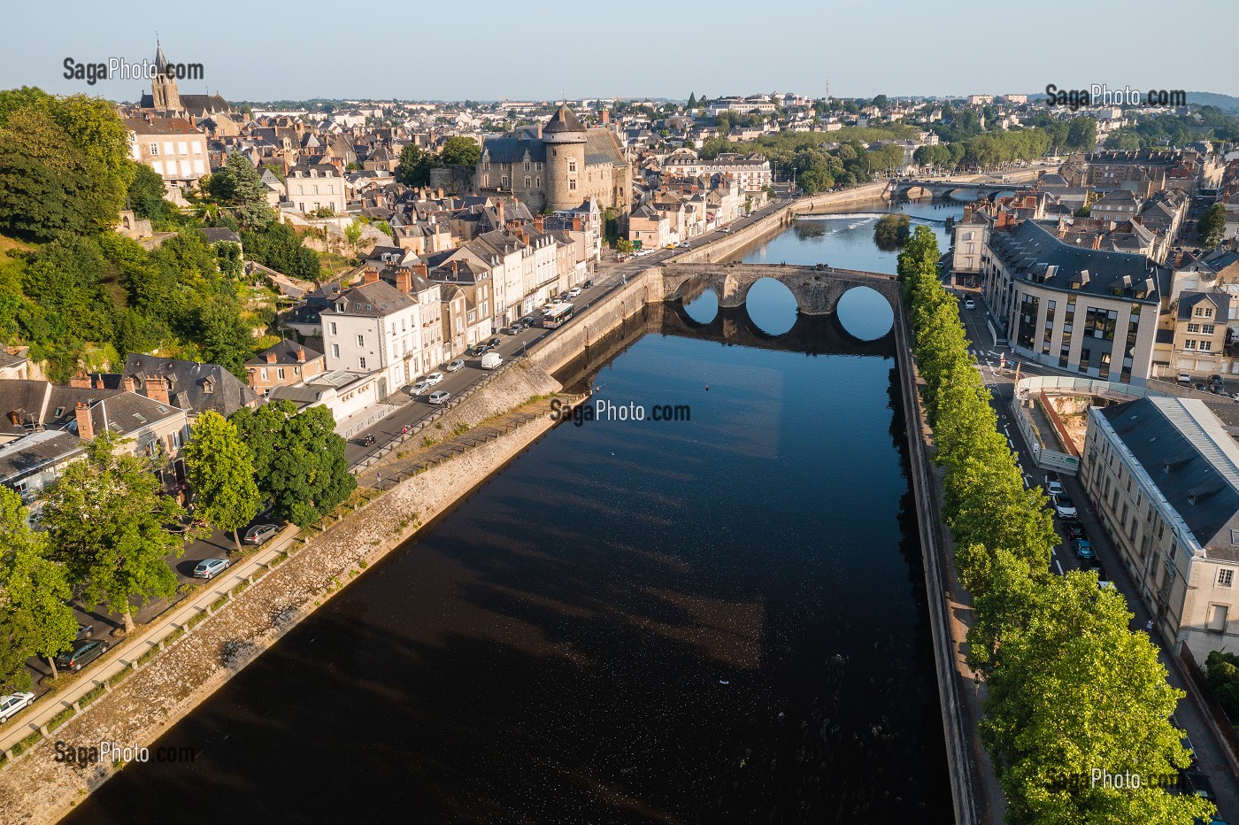 VUE DRONE VILLE ET CHATEAU DE LAVAL ET DU FLEUVE MAYENNE, (53) MAYENNE, PAYS DE LA LOIRE 