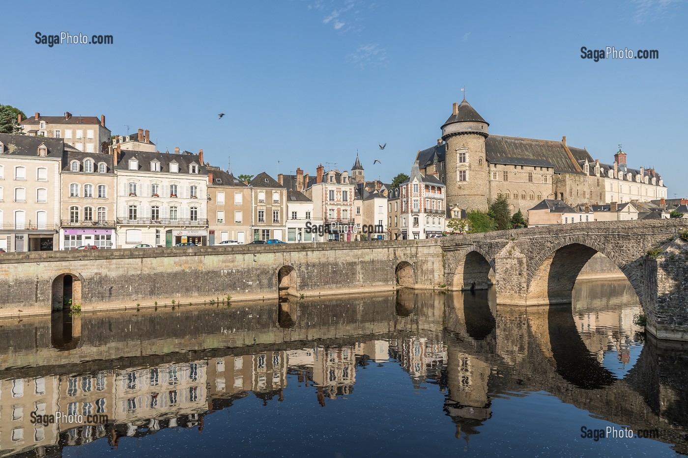 CHATEAU ET VILLE DE LAVAL SUR LES RIVES DE LA MAYENNE, (53) MAYENNE, PAYS DE LA LOIRE 