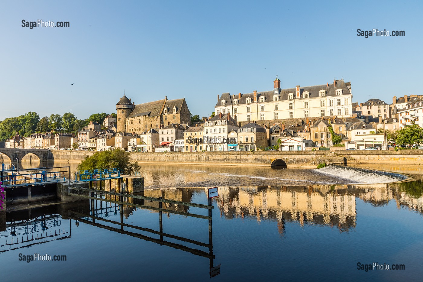 CHATEAU ET VILLE DE LAVAL SUR LES RIVES DE LA MAYENNE, (53) MAYENNE, PAYS DE LA LOIRE 