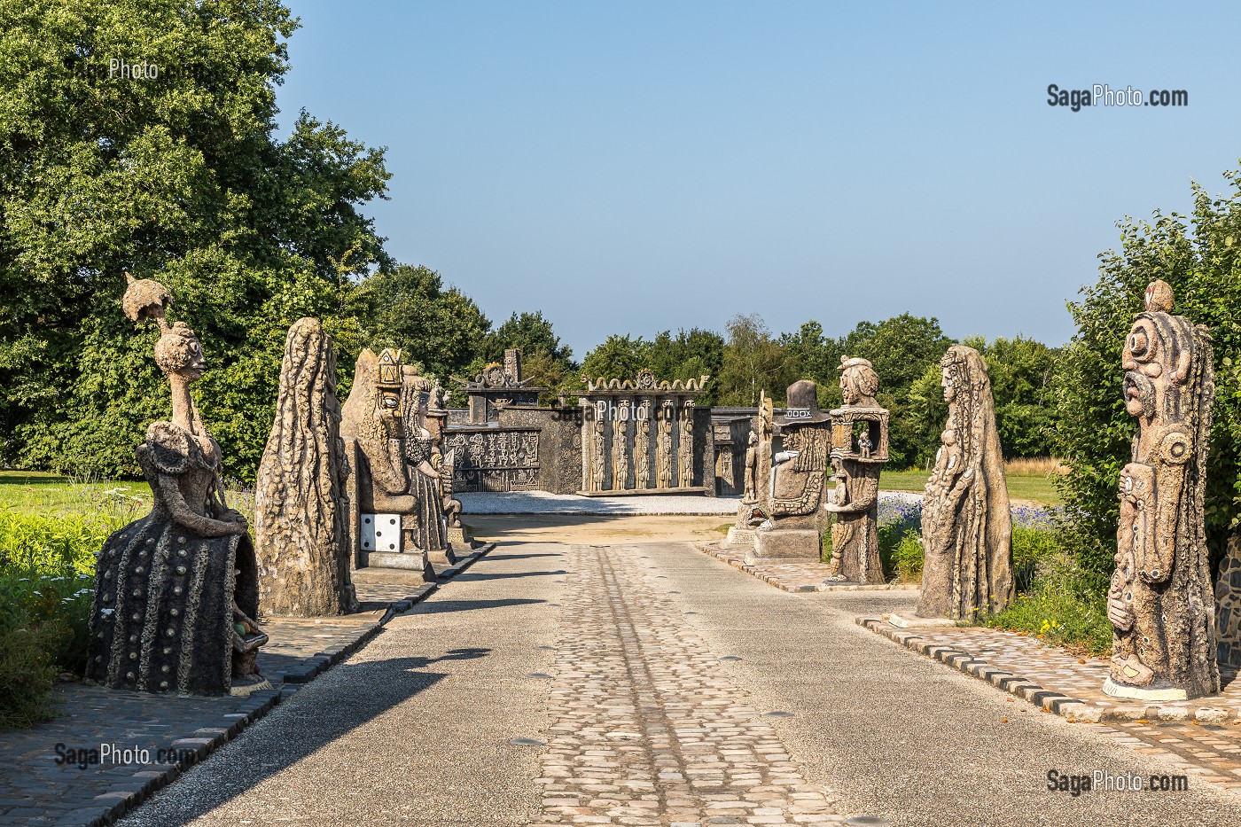 MUSEE ROBERT TATIN, MAISON D'ARTISTE DU CERAMISTE, PEINTRE ET SCULPTEUR, QUI FIT DE SA MAISON ET DE SES JARDINS UN ENVIRONNEMENT D'ART, COSSE LE VIVIEN, MAYENNE, (53) MAYENNE, PAYS DE LA LOIRE 