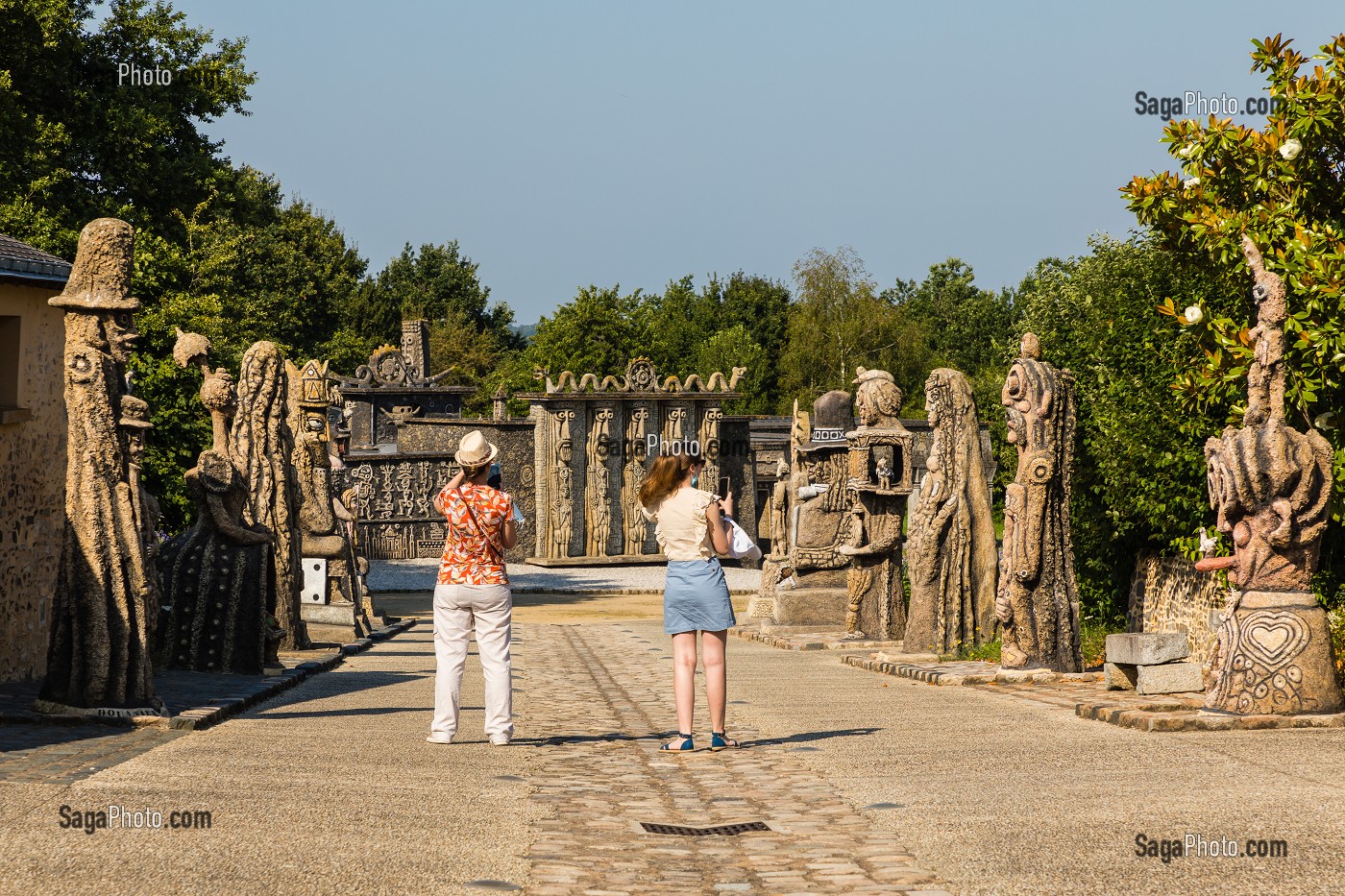 MUSEE ROBERT TATIN, MAISON D'ARTISTE DU CERAMISTE, PEINTRE ET SCULPTEUR, QUI FIT DE SA MAISON ET DE SES JARDINS UN ENVIRONNEMENT D'ART, COSSE LE VIVIEN, MAYENNE, (53) MAYENNE, PAYS DE LA LOIRE 