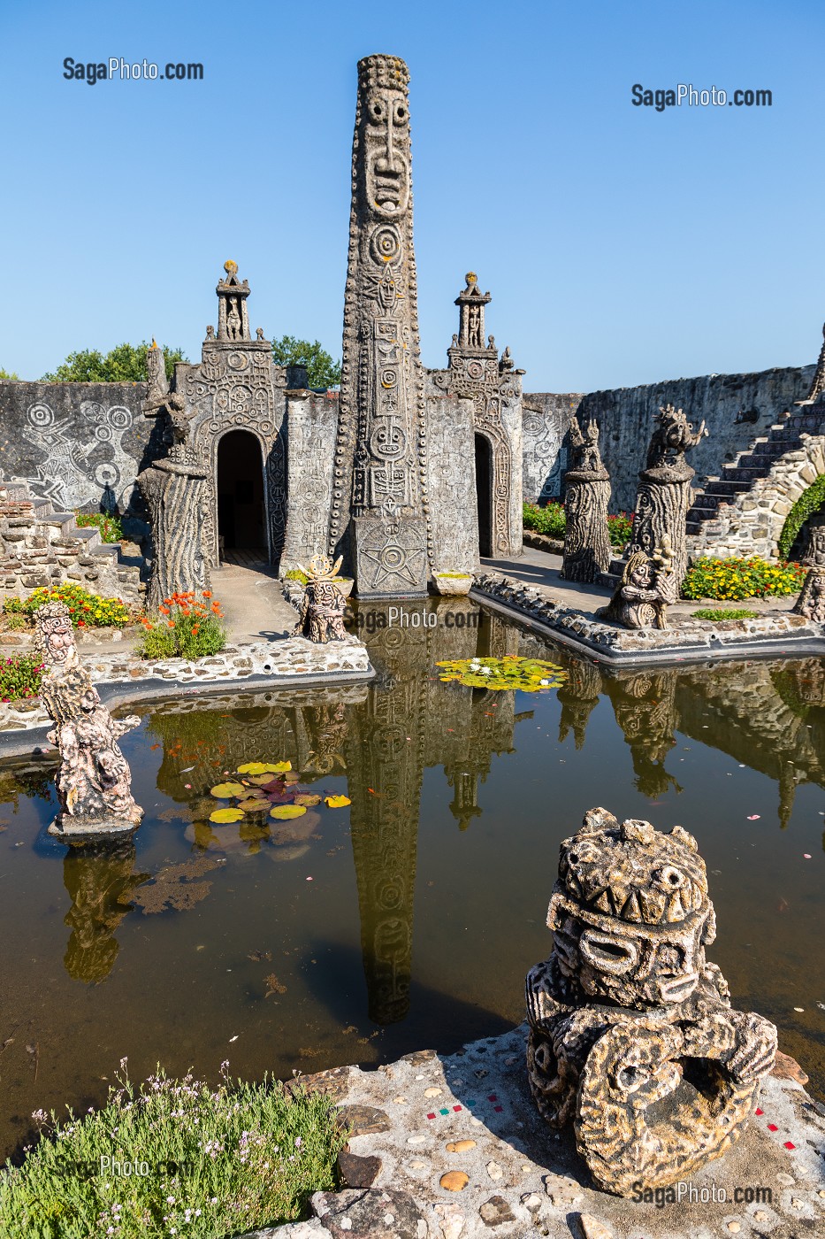 MUSEE ROBERT TATIN, MAISON D'ARTISTE DU CERAMISTE, PEINTRE ET SCULPTEUR, QUI FIT DE SA MAISON ET DE SES JARDINS UN ENVIRONNEMENT D'ART, COSSE LE VIVIEN, MAYENNE, (53) MAYENNE, PAYS DE LA LOIRE 