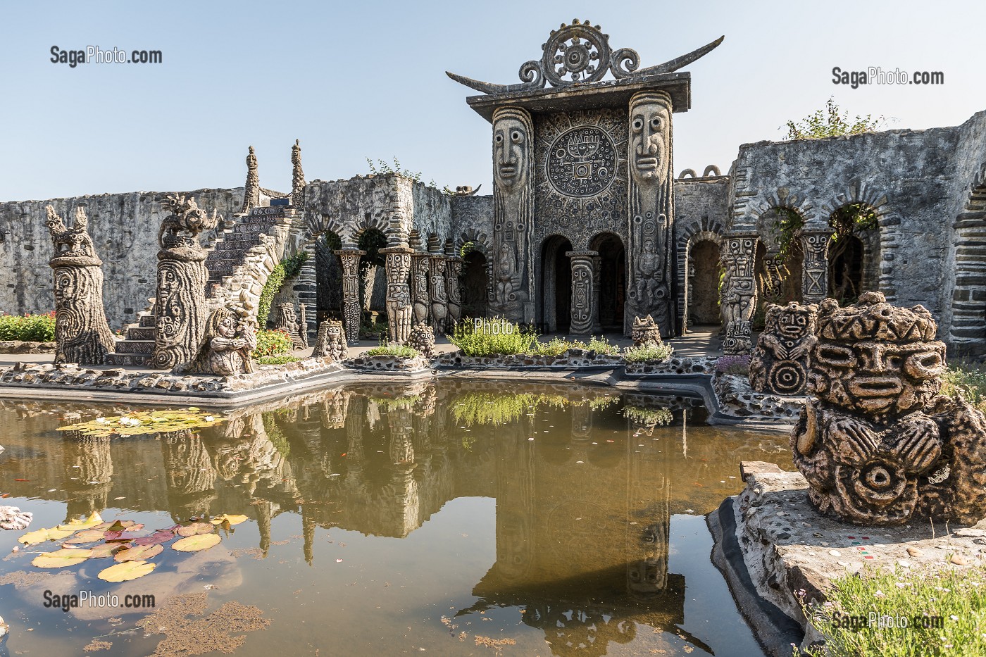 MUSEE ROBERT TATIN, MAISON D'ARTISTE DU CERAMISTE, PEINTRE ET SCULPTEUR, QUI FIT DE SA MAISON ET DE SES JARDINS UN ENVIRONNEMENT D'ART, COSSE LE VIVIEN, MAYENNE, (53) MAYENNE, PAYS DE LA LOIRE 