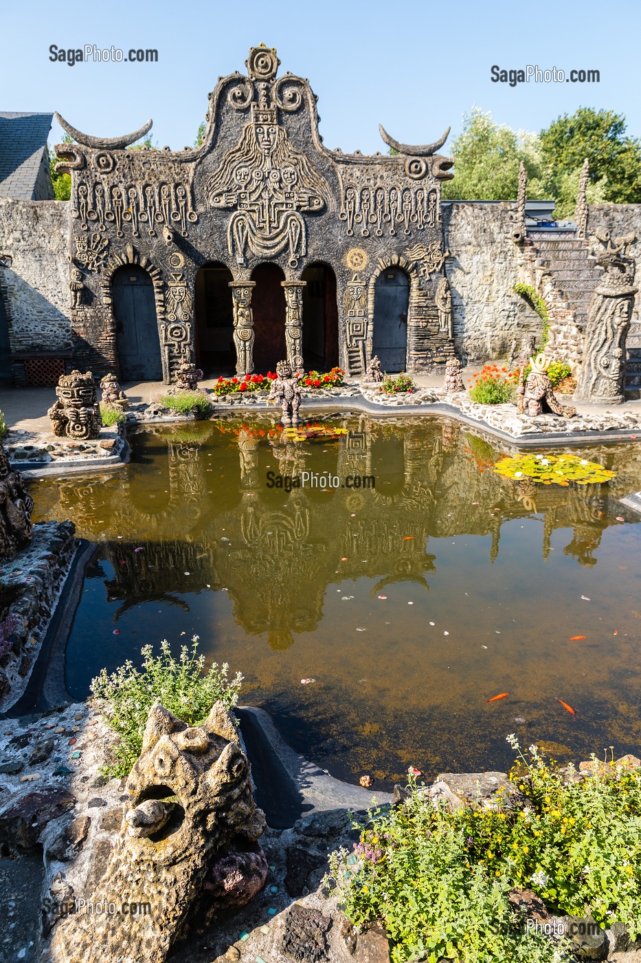 MUSEE ROBERT TATIN, MAISON D'ARTISTE DU CERAMISTE, PEINTRE ET SCULPTEUR, QUI FIT DE SA MAISON ET DE SES JARDINS UN ENVIRONNEMENT D'ART, COSSE LE VIVIEN, MAYENNE, (53) MAYENNE, PAYS DE LA LOIRE 