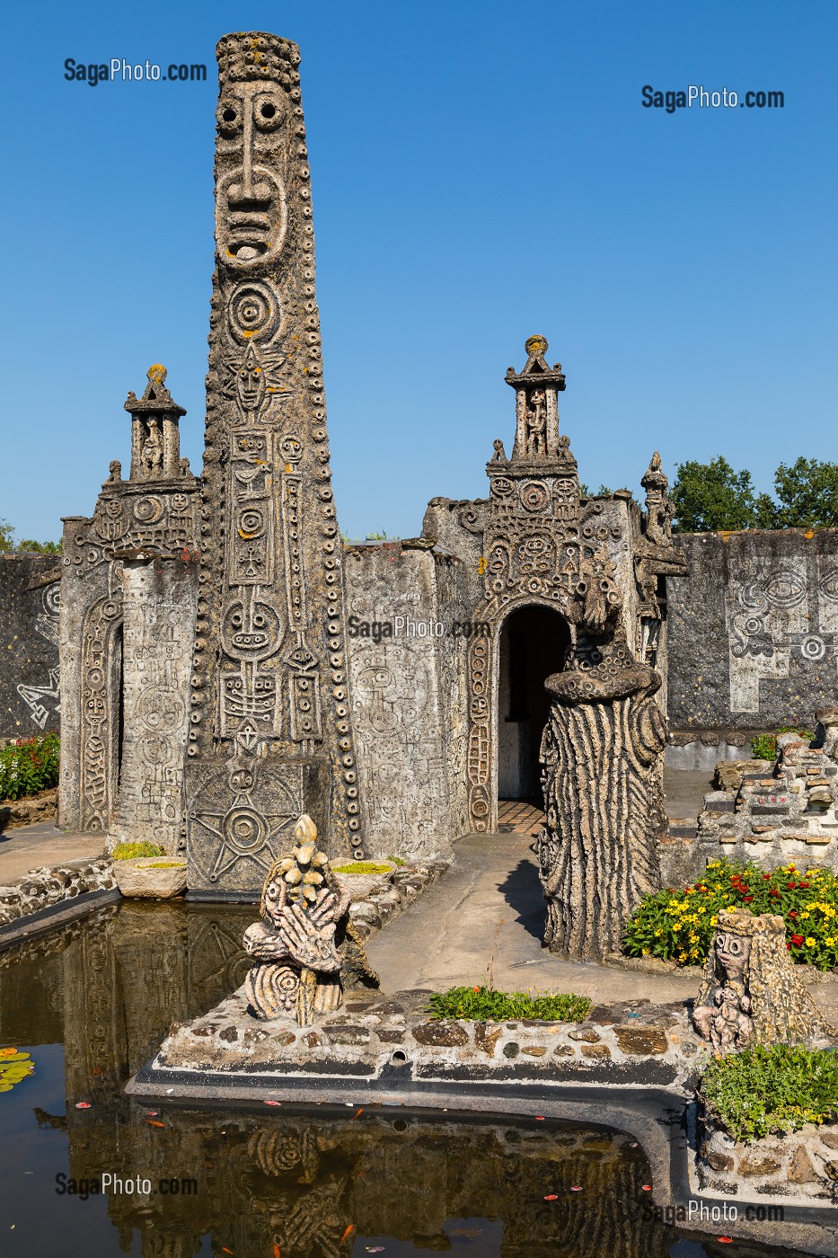 MUSEE ROBERT TATIN, MAISON D'ARTISTE DU CERAMISTE, PEINTRE ET SCULPTEUR, QUI FIT DE SA MAISON ET DE SES JARDINS UN ENVIRONNEMENT D'ART, COSSE LE VIVIEN, MAYENNE, (53) MAYENNE, PAYS DE LA LOIRE 