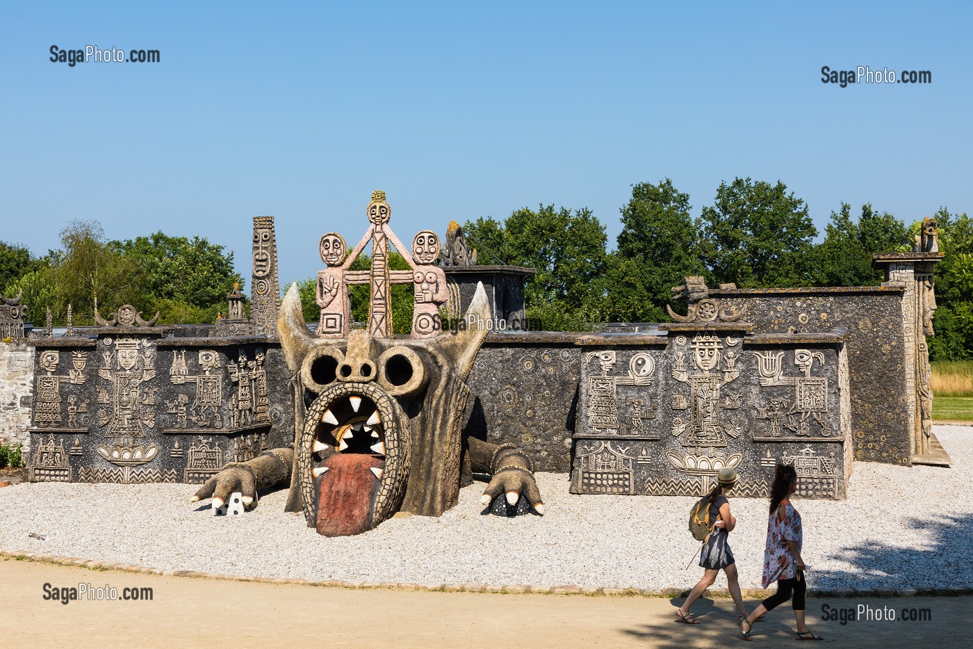 MUSEE ROBERT TATIN, MAISON D'ARTISTE DU CERAMISTE, PEINTRE ET SCULPTEUR, QUI FIT DE SA MAISON ET DE SES JARDINS UN ENVIRONNEMENT D'ART, COSSE LE VIVIEN, MAYENNE, (53) MAYENNE, PAYS DE LA LOIRE 