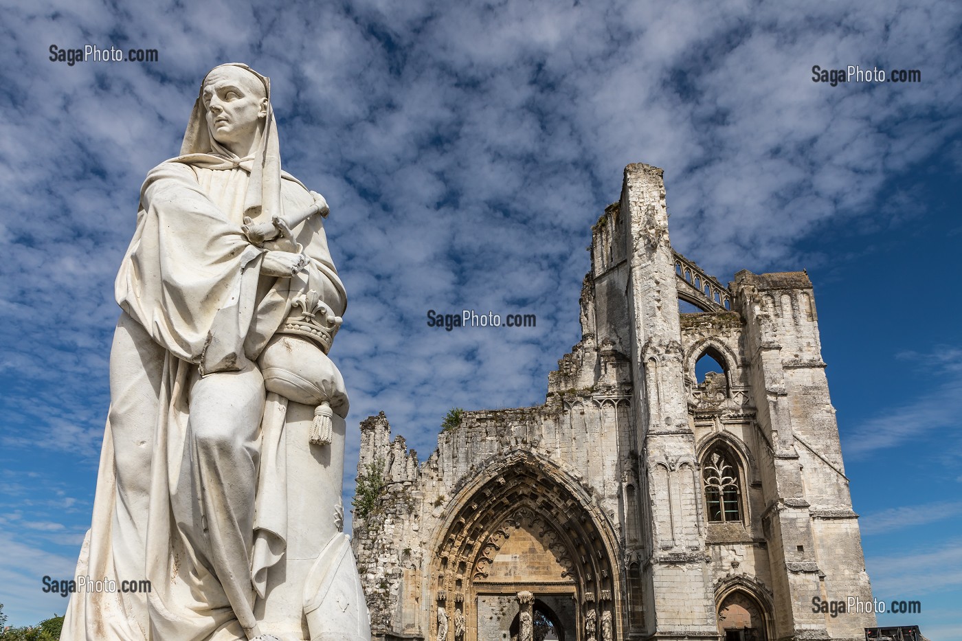 STATUE DE L'ABBE SUGER, RUINES DE L'ABBAYE SAINT BERTIN, SAINT OMER, (62) PAS-DE-CALAIS, FRANCE 