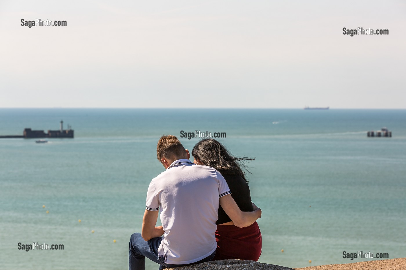 JEUNE COUPLE, SUR LES HAUTEURS DE LA PLAGE DE BOULOGNE SUR MER, (62) PAS-DE-CALAIS, FRANCE 