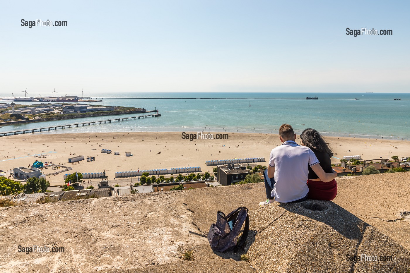 JEUNE COUPLE, SUR LES HAUTEURS DE LA PLAGE DE BOULOGNE SUR MER, (62) PAS-DE-CALAIS, FRANCE 