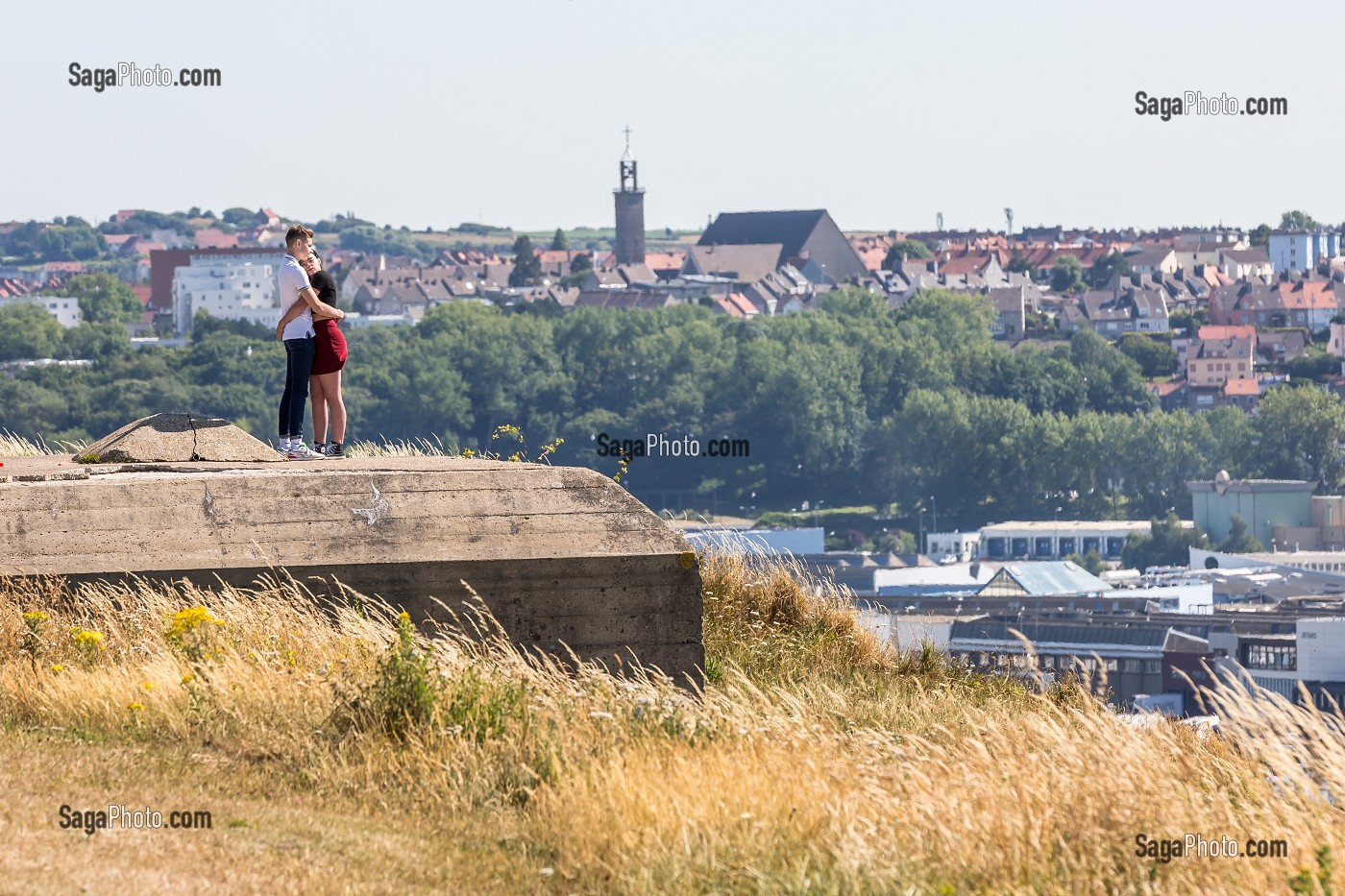 JEUNE COUPLE, SUR LES HAUTEURS DE LA PLAGE DE BOULOGNE SUR MER, (62) PAS-DE-CALAIS, FRANCE 