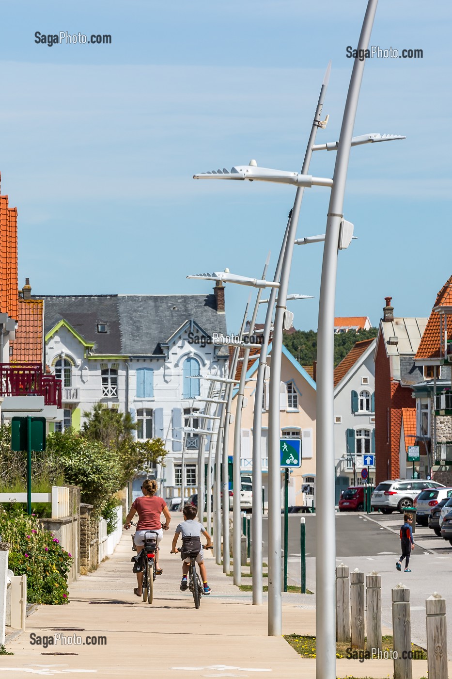 CYCLISTES DANS UN TROTTOIR, WIMEREUX, (62) PAS-DE-CALAIS, FRANCE 