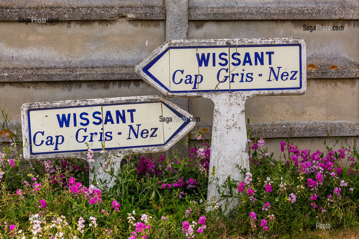 ANCIENS PANNEAUX ROUTIERS, WISSANT, (62) PAS-DE-CALAIS, FRANCE 