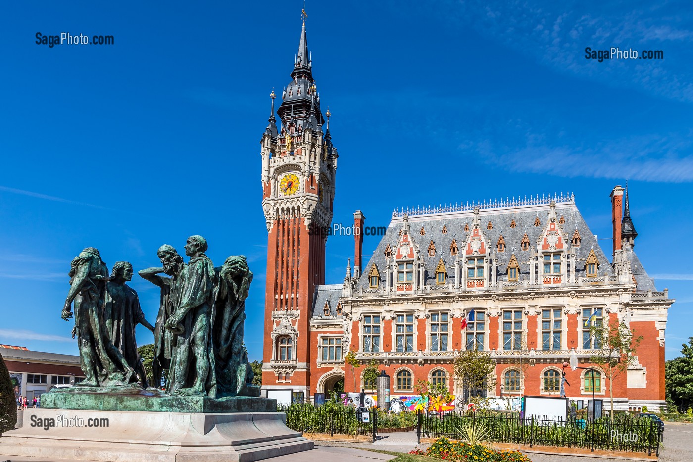 BEFFROI, HOTEL DE VILLE ET SCULPTURE LES BOURGEOIS DE CALAIS, AUGUSTE RODIN, CALAIS, (62) PAS-DE-CALAIS, FRANCE 