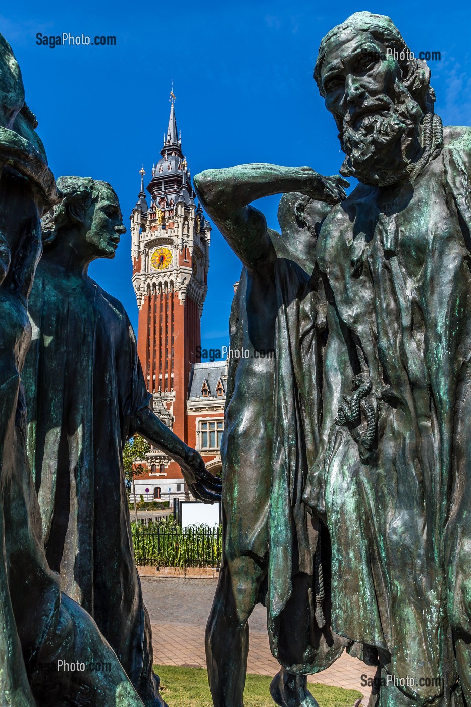 BEFFROI, HOTEL DE VILLE ET SCULPTURE LES BOURGEOIS DE CALAIS, AUGUSTE RODIN, CALAIS, (62) PAS-DE-CALAIS, FRANCE 