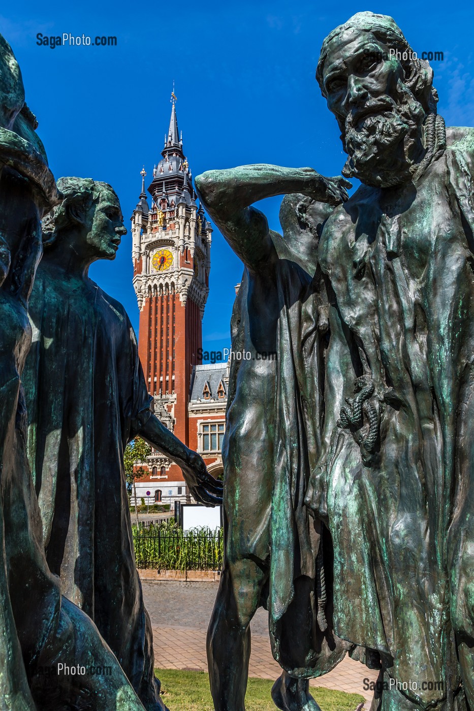 BEFFROI, HOTEL DE VILLE ET SCULPTURE LES BOURGEOIS DE CALAIS, AUGUSTE RODIN, CALAIS, (62) PAS-DE-CALAIS, FRANCE 