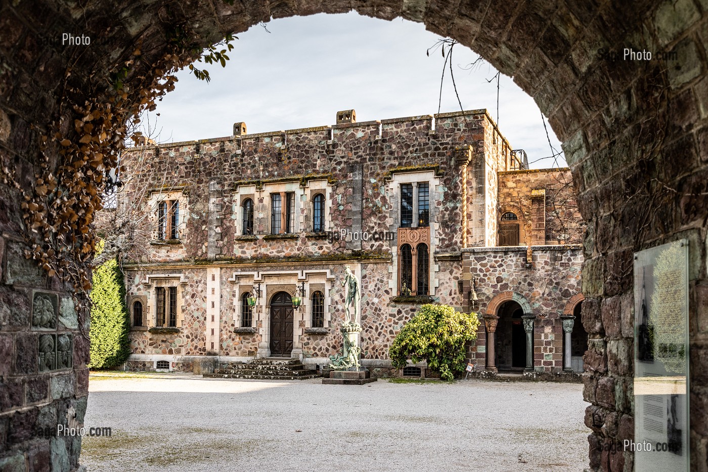 CHATEAU DE MANDELIEU LA NAPOULE, ANCIENNE FORTERESSE MEDIEVALE RESTAUREE PAR HENRY ET MARIE CLEWS, ABRITE AUJOURD’HUI LA COLLECTION DE SCULPTURES DE HENRY CLEWS, MANDELIEU LA NAPOULE 