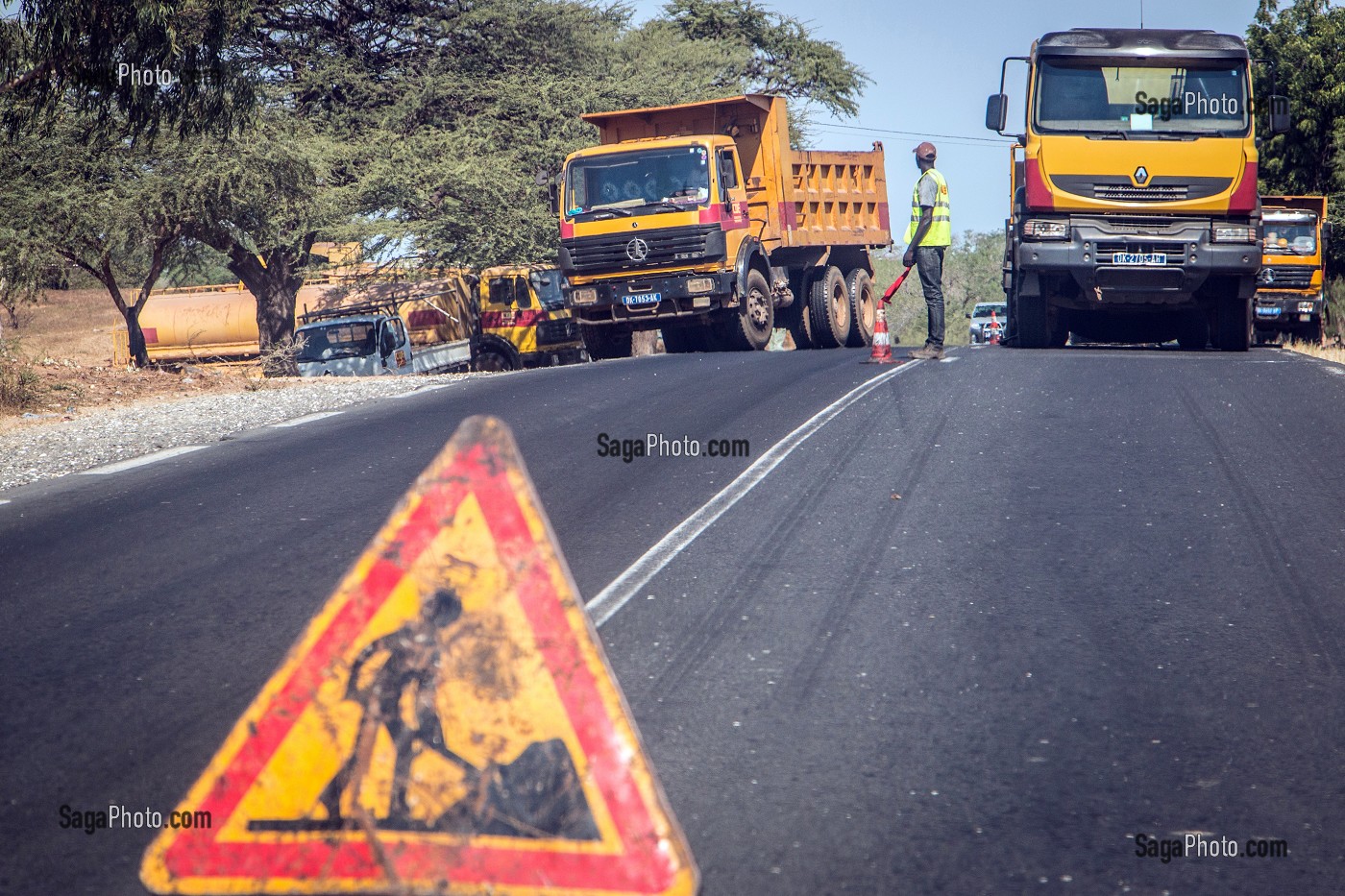 TRAVAUX PUBLICS SUR LA ROUTE NATIONALE ENTRE SAINT-LOUIS ET DAKAR, RENOVATION DU RESEAU ROUTIER SENEGALAIS, SENEGAL, AFRIQUE DE L'OUEST 