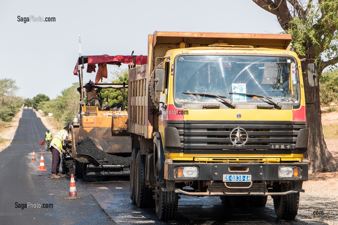 TRAVAUX PUBLICS SUR LA ROUTE NATIONALE ENTRE SAINT-LOUIS ET DAKAR, RENOVATION DU RESEAU ROUTIER SENEGALAIS, SENEGAL, AFRIQUE DE L'OUEST 