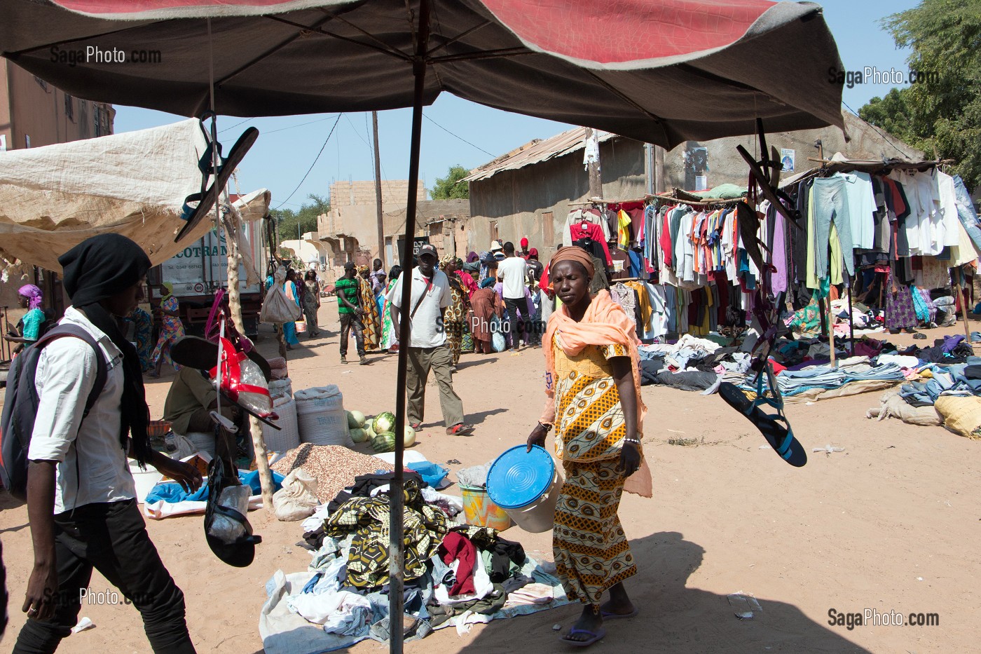 VENTE DE D'HABITS D’OCCASION SUR LE MARCHE, COMMUNE DE MPAL, SENEGAL, AFRIQUE DE L'OUEST 