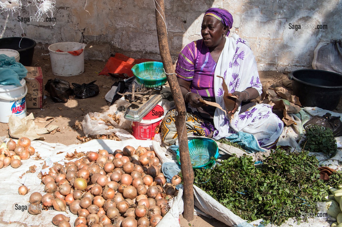 VENDEUSE D'OIGNONS ET DE MENTHE SUR LE MARCHE, COMMUNE DE MPAL, SENEGAL, AFRIQUE DE L'OUEST 
