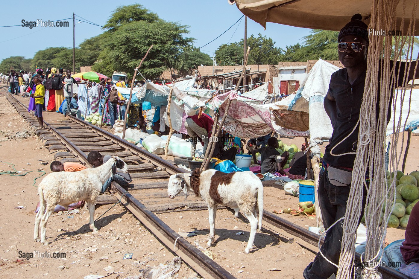 MARCHE SUR LA VOIE FERREE, COMMUNE DE MPAL, SENEGAL, AFRIQUE DE L'OUEST 