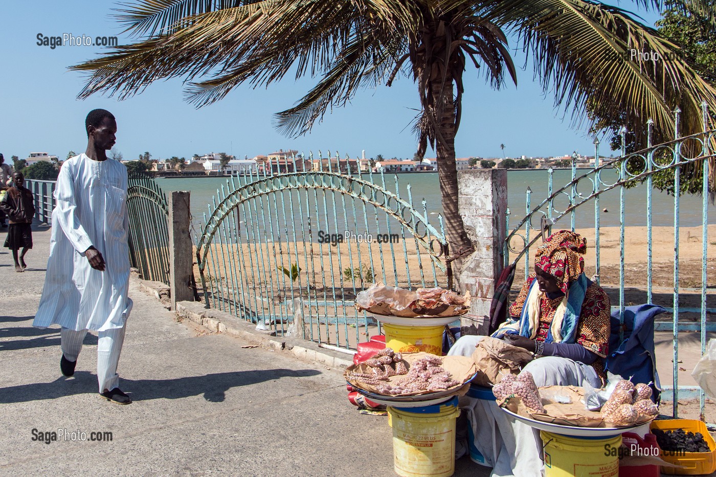 VENDEUSE D'ARACHIDES (CACAHUETES) AU BORD DU FLEUVE, SAINT-LOUIS-DU-SENEGAL, SENEGAL, AFRIQUE DE L'OUEST 