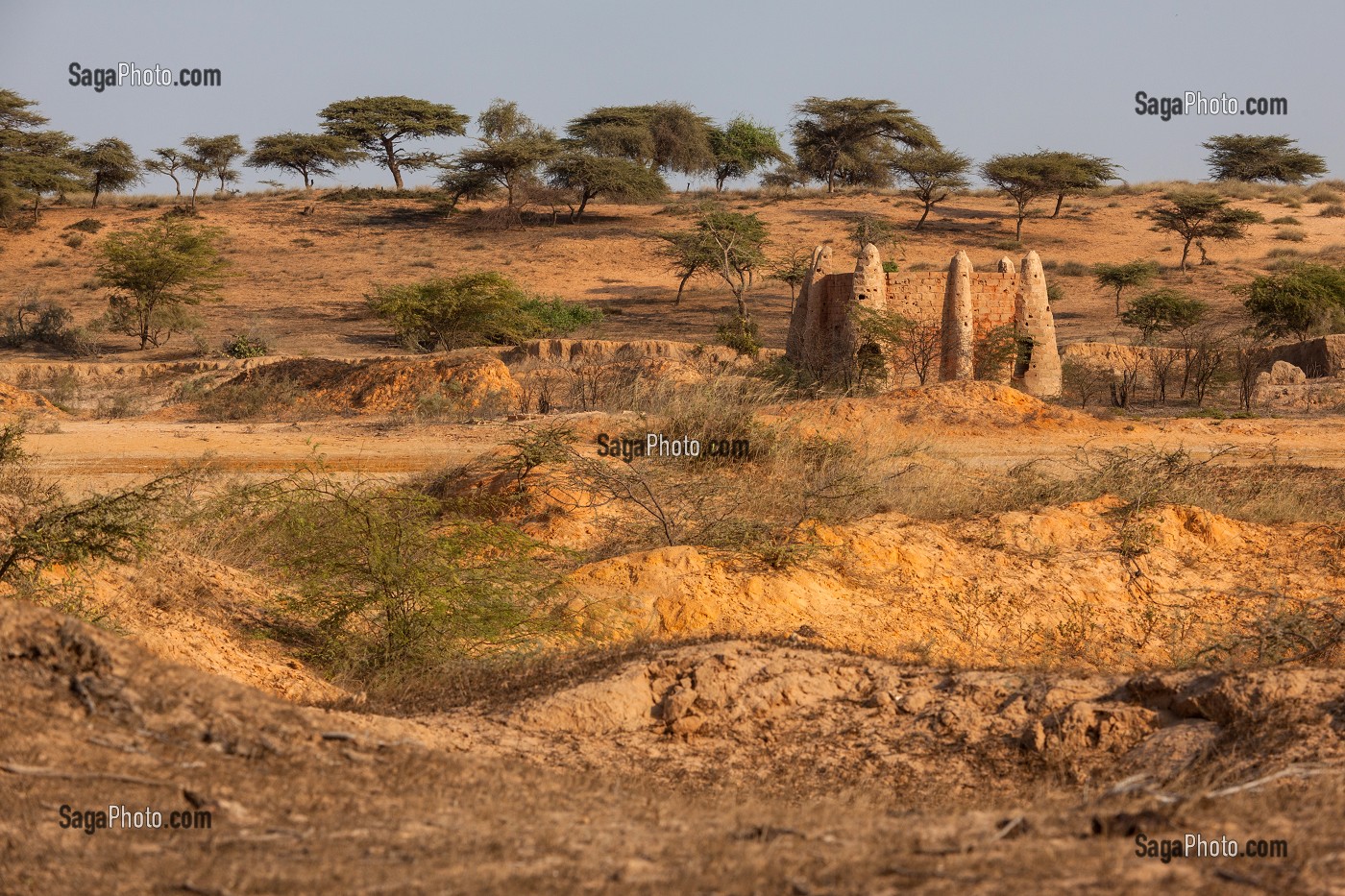 MOSQUEE AYANT SERVIE DE DECOR POUR UN TOURNAGE DE FILM DE BERNARD GIRAUDEAU AVEC RICHARD BOHRINGER, LES CAPRICES D'UN FLEUVE EN 1996, TONGON, SENEGAL, AFRIQUE DE L'OUEST 