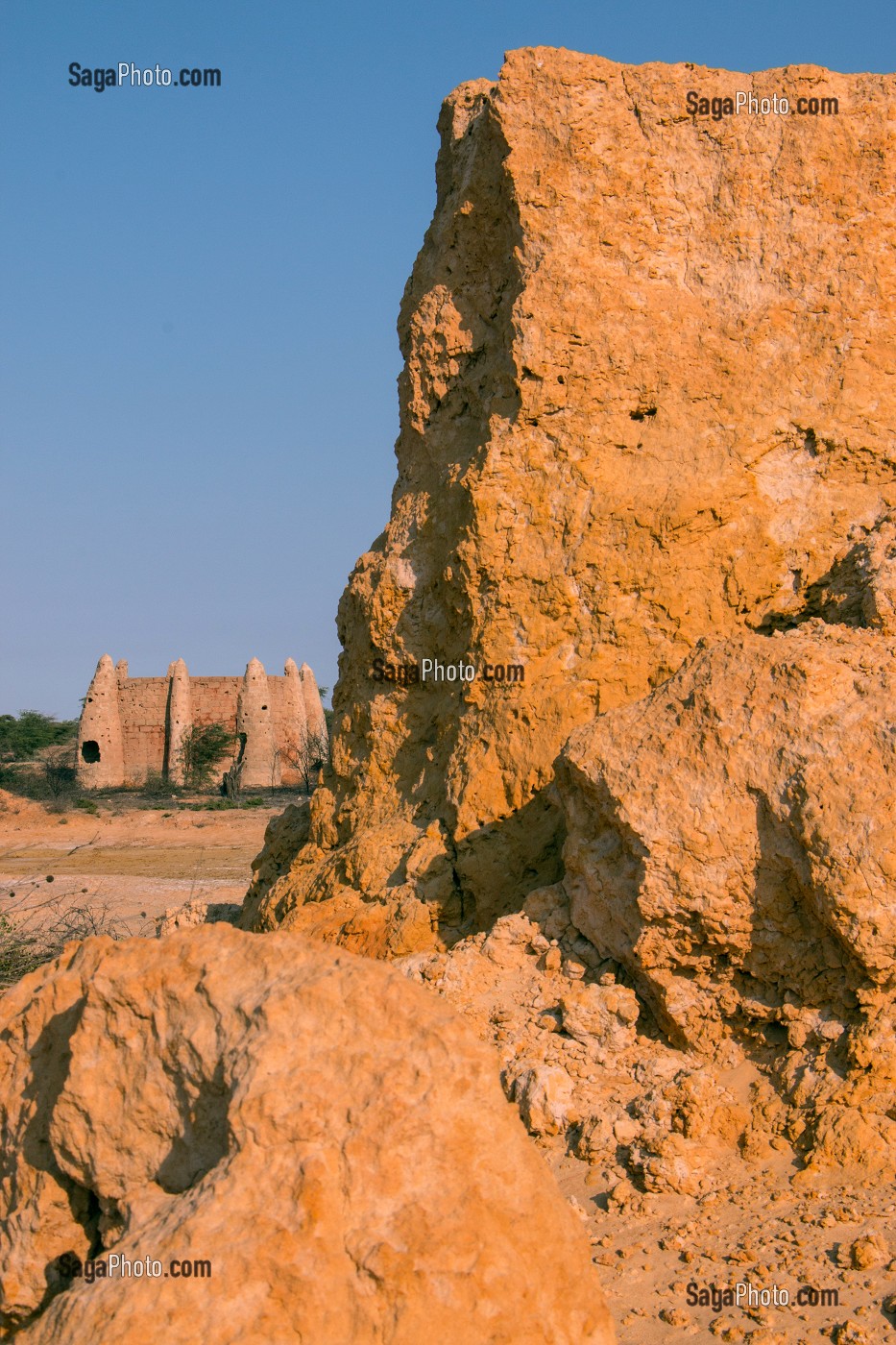 MOSQUEE AYANT SERVIE DE DECOR POUR UN TOURNAGE DE FILM DE BERNARD GIRAUDEAU AVEC RICHARD BOHRINGER, LES CAPRICES D'UN FLEUVE EN 1996, TONGON, SENEGAL, AFRIQUE DE L'OUEST 