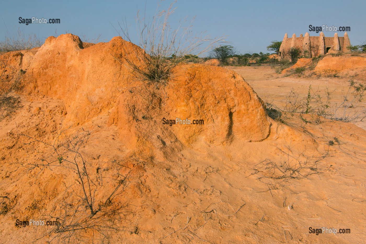 MOSQUEE AYANT SERVIE DE DECOR POUR UN TOURNAGE DE FILM DE BERNARD GIRAUDEAU AVEC RICHARD BOHRINGER, LES CAPRICES D'UN FLEUVE EN 1996, TONGON, SENEGAL, AFRIQUE DE L'OUEST 