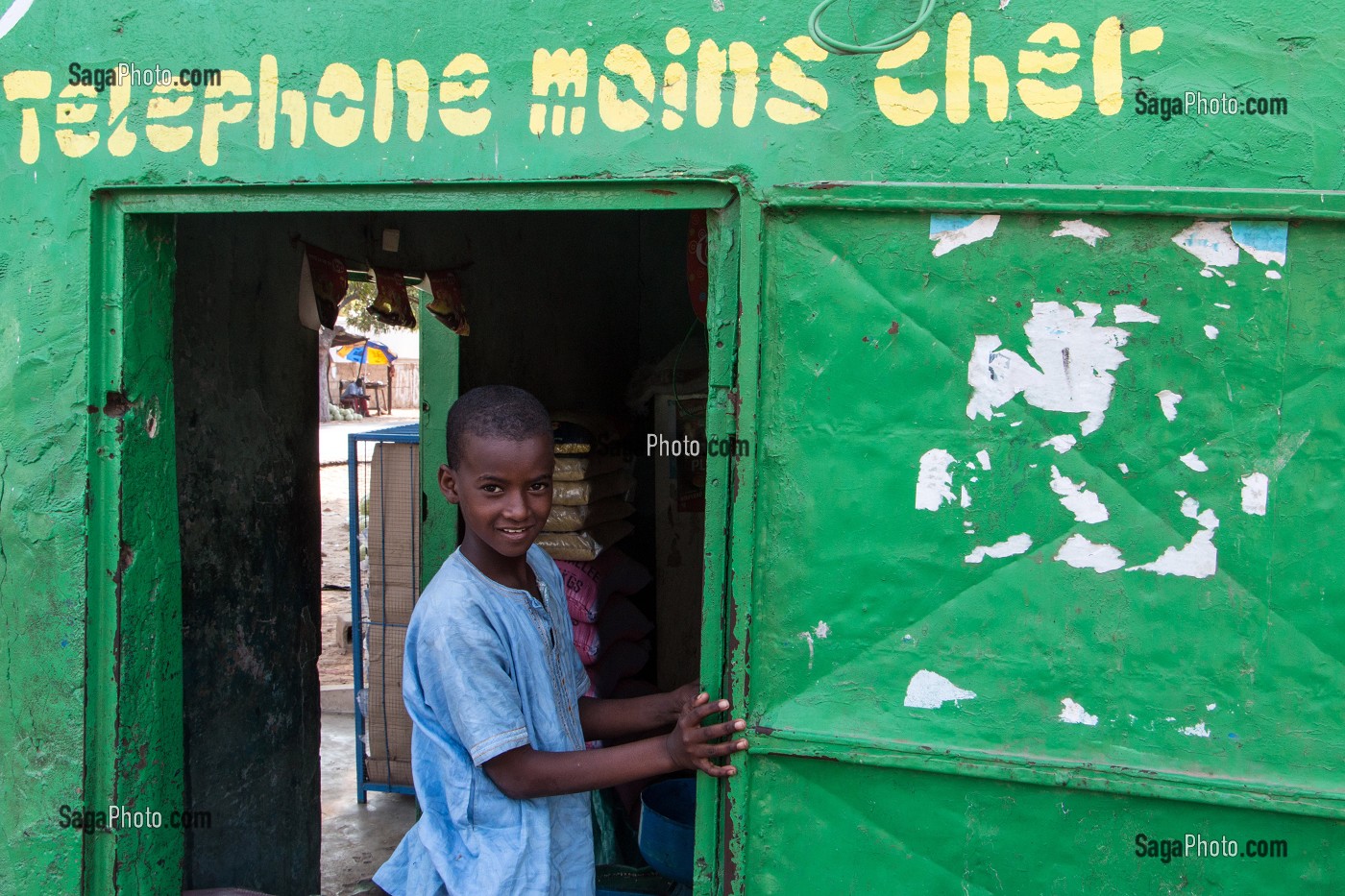 ENFANT DEVANT UN COMMERCE DE TELEPHONE MOINS CHER, VILLAGE DE RAO RAO, SENEGAL, AFRIQUE DE L'OUEST 