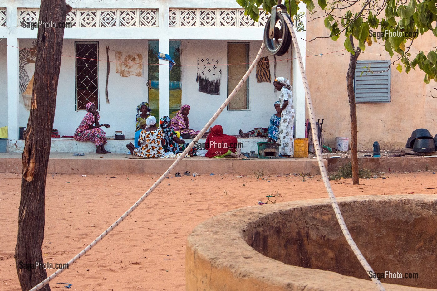 LES FEMMES DEVANT LE PUITS, VILLAGE PEUL DE GUELAKH, SENEGAL, AFRIQUE DE L'OUEST 