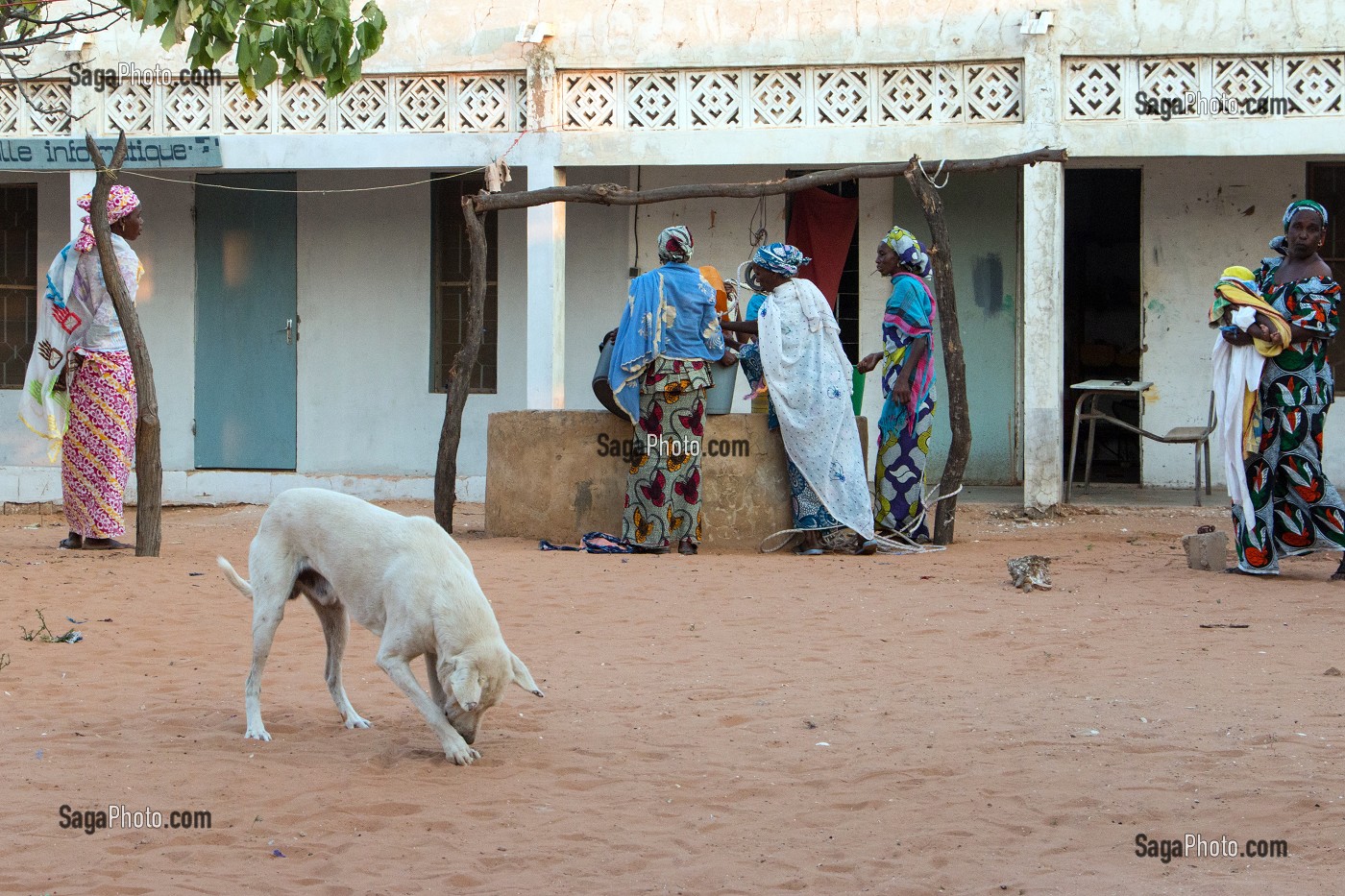 LES FEMMES DEVANT LE PUITS, VILLAGE PEUL DE GUELAKH, SENEGAL, AFRIQUE DE L'OUEST 