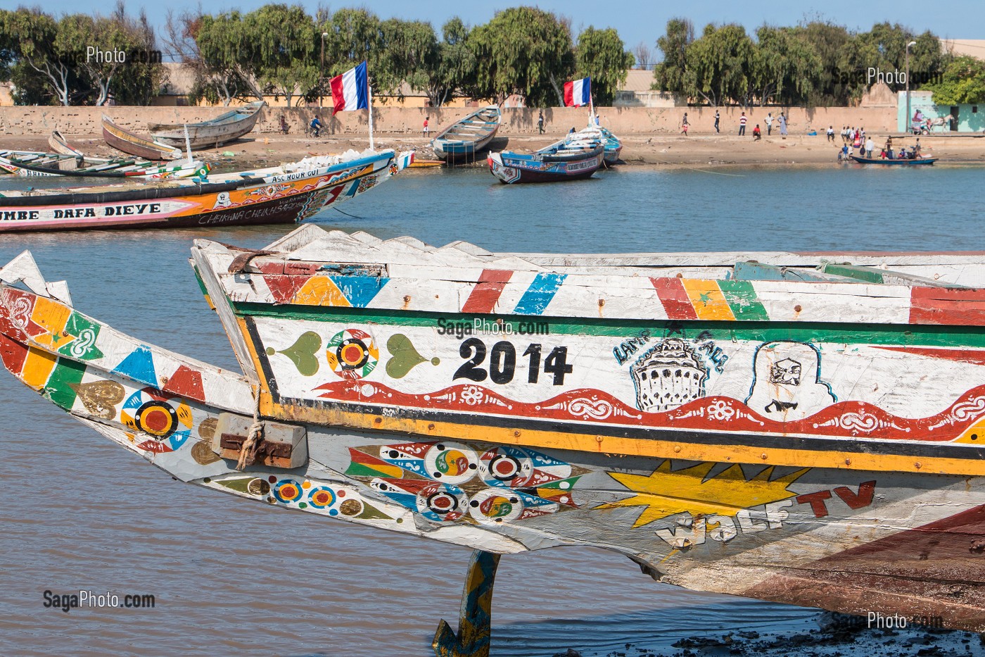 GUET NDAR, QUARTIER DU VILLAGE DES PECHEURS AVEC LES PIROGUES COLORES, SAINT-LOUIS-DU-SENEGAL, SENEGAL, AFRIQUE DE L'OUEST 