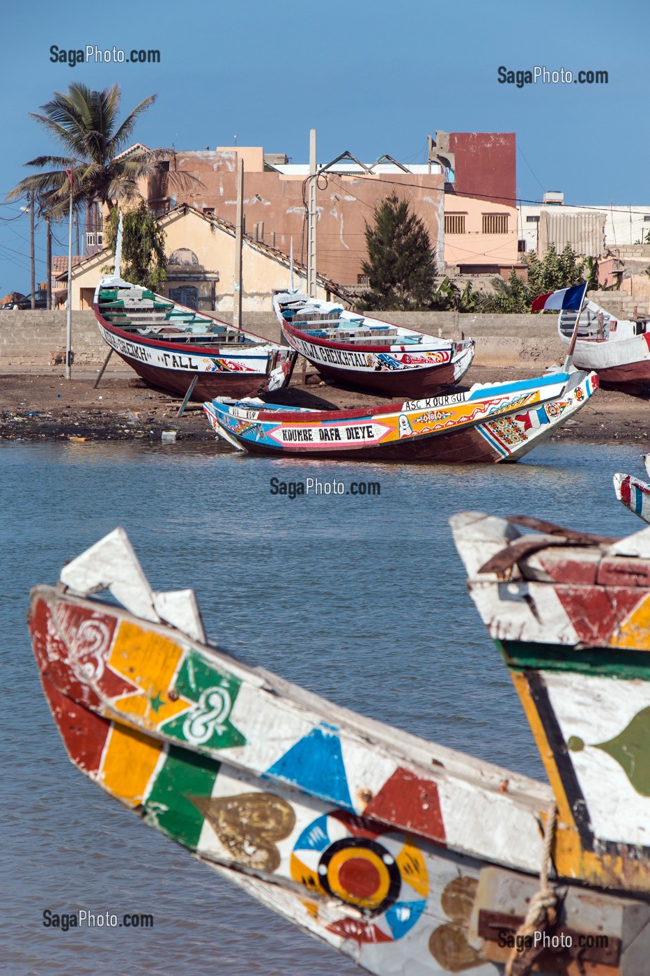 GUET NDAR, QUARTIER DU VILLAGE DES PECHEURS AVEC LES PIROGUES COLORES, SAINT-LOUIS-DU-SENEGAL, SENEGAL, AFRIQUE DE L'OUEST 