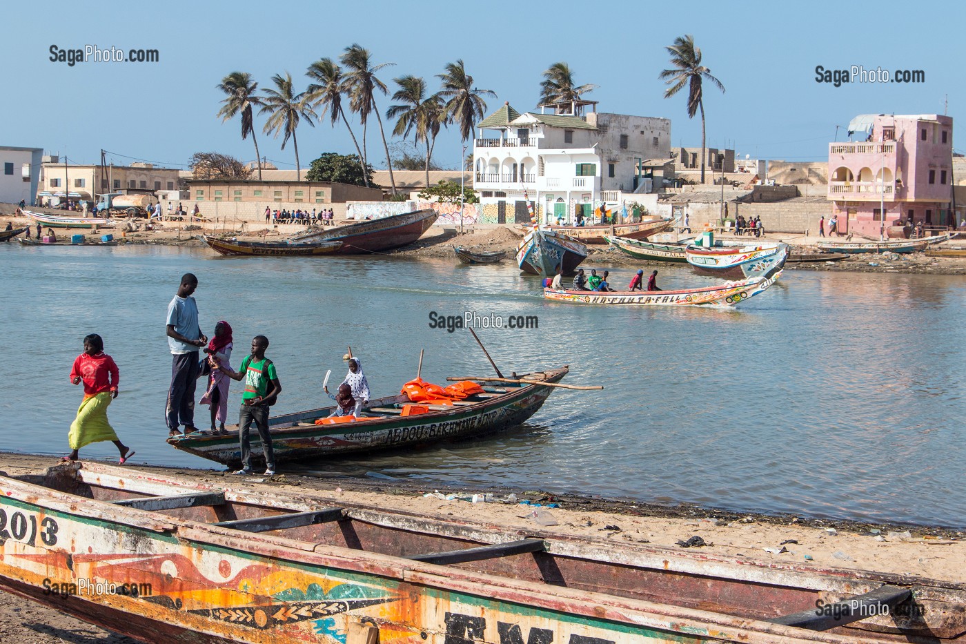 TRAVERSEE EN PIROGUE D'UN BRAS DU FLEUVE, SAINT-LOUIS-DU-SENEGAL, SENEGAL, AFRIQUE DE L'OUEST 
