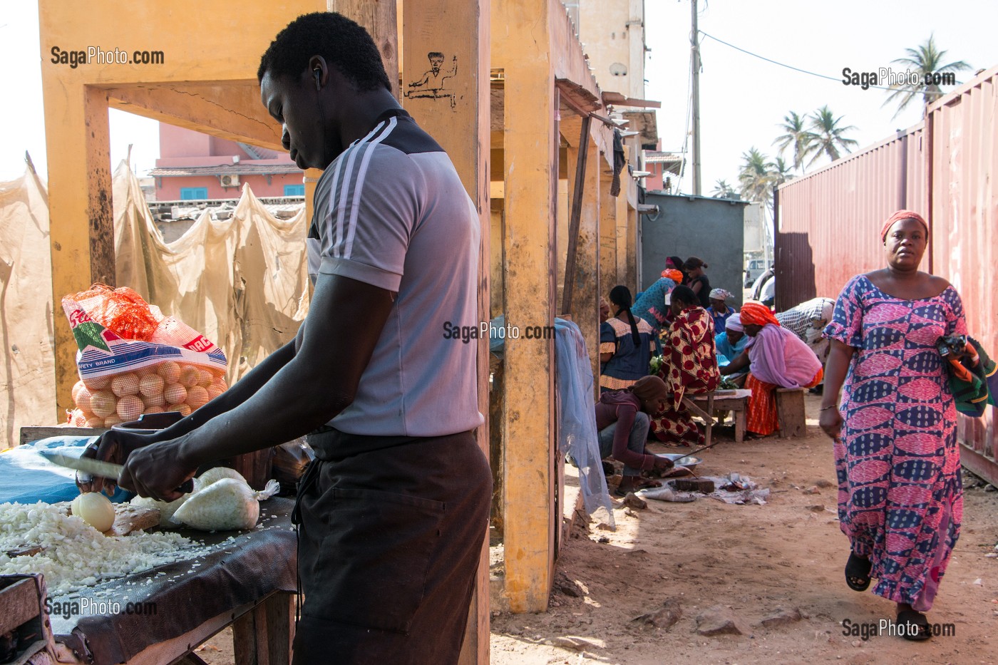 VENDEURS D'OIGNONS COUPES ET PETITS COMMERCES DE RUELLES, SAINT-LOUIS-DU-SENEGAL, SENEGAL, AFRIQUE DE L'OUEST 