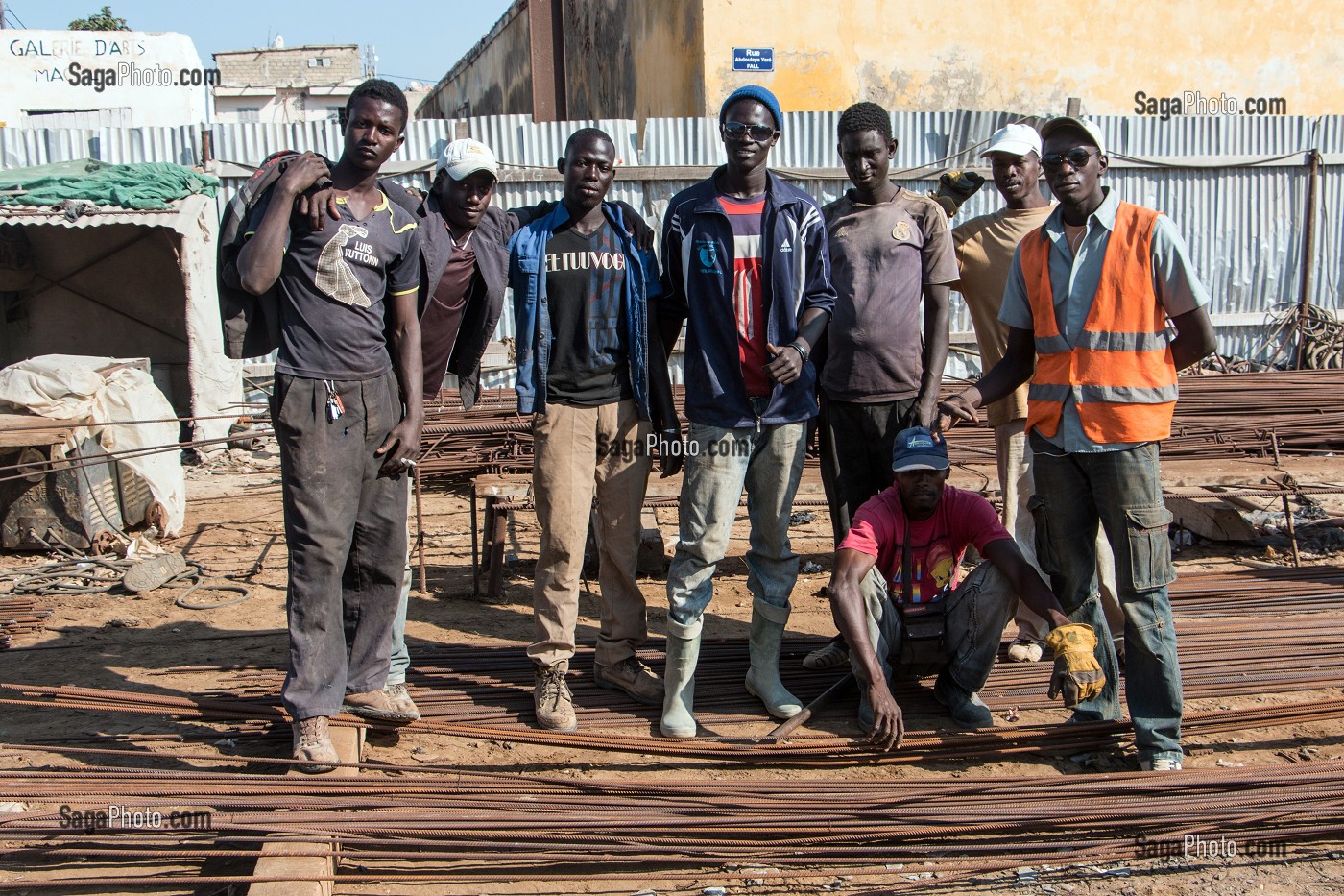 LES OUVRIERS DU CHANTIER DU PONT OUSMANE MASSECK NDIAYLE FINANCE PAR L'ENTREPRISE CHINOISE HENAN CHINE, SAINT-LOUIS-DU-SENEGAL, SENEGAL, AFRIQUE DE L'OUEST 