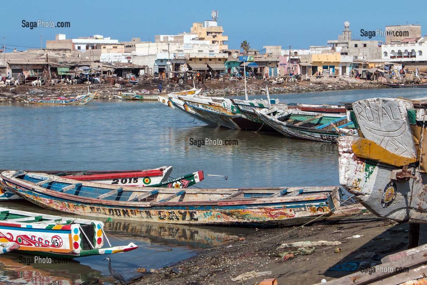 GUET NDAR, QUARTIER DU VILLAGE DES PECHEURS AVEC LES PIROGUES COLORES, SAINT-LOUIS-DU-SENEGAL, SENEGAL, AFRIQUE DE L'OUEST 